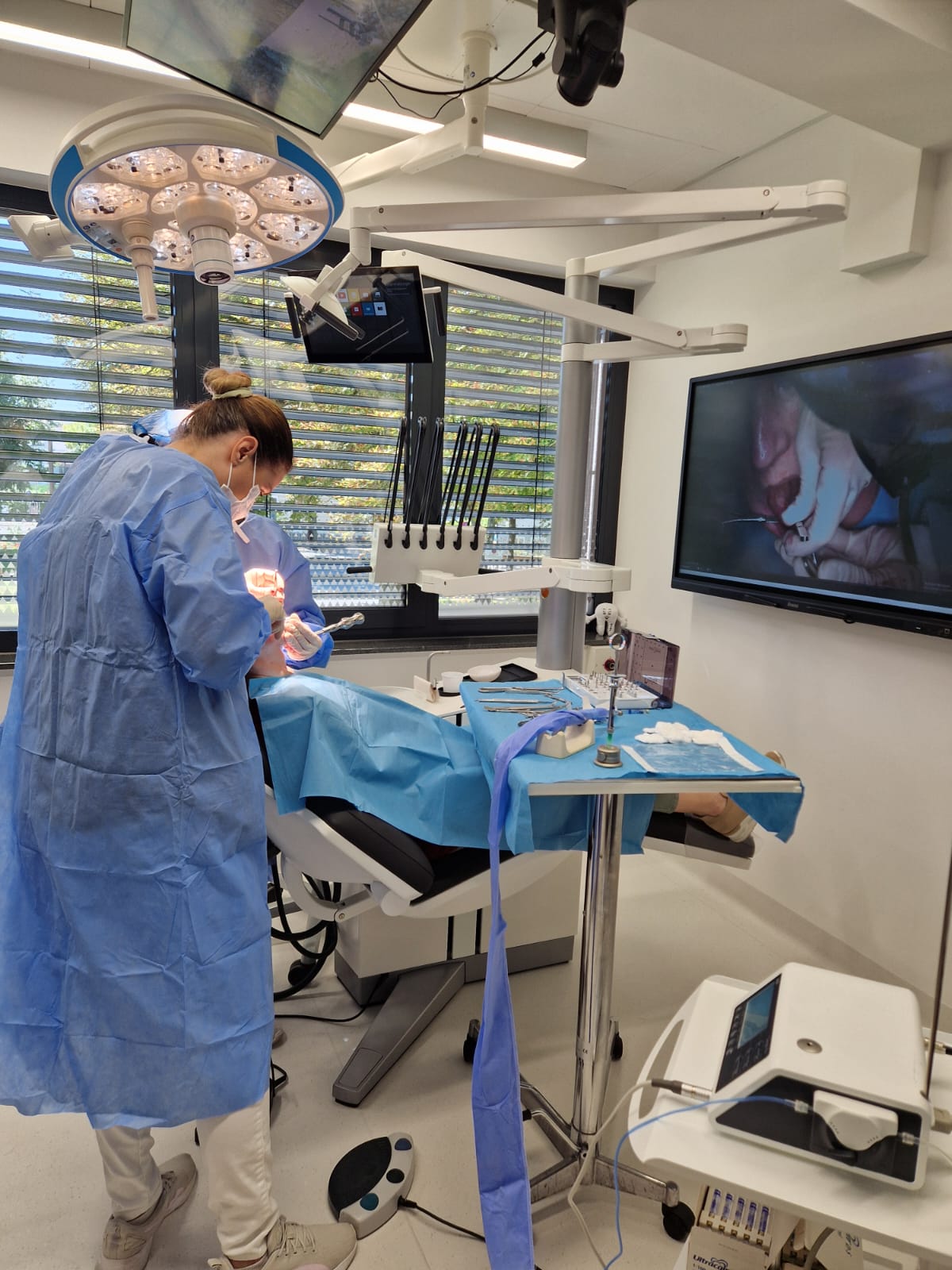 Vollständig ausgestatteter Behandlungsraum mit Live-Übertragung des Eingriffs