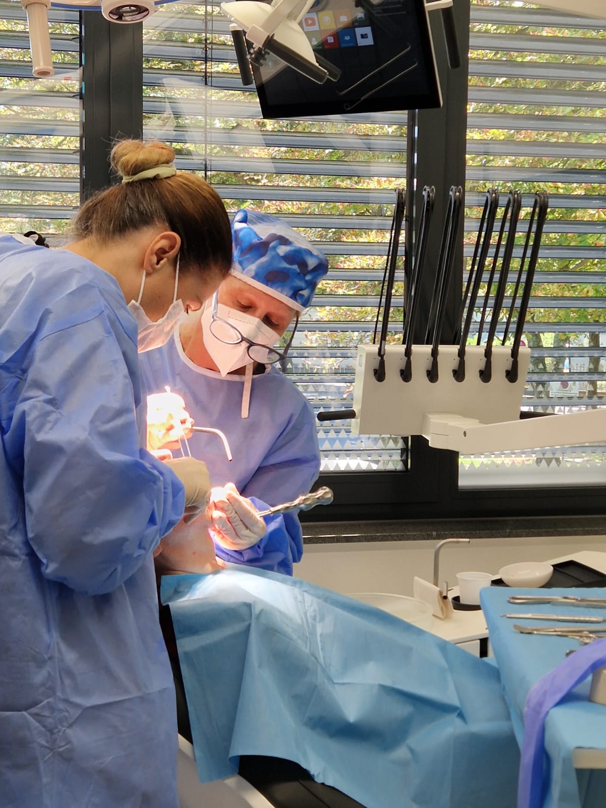 Implantation im Behandlungszimmer, Lars Oberlein assistiert direkt am Patienten