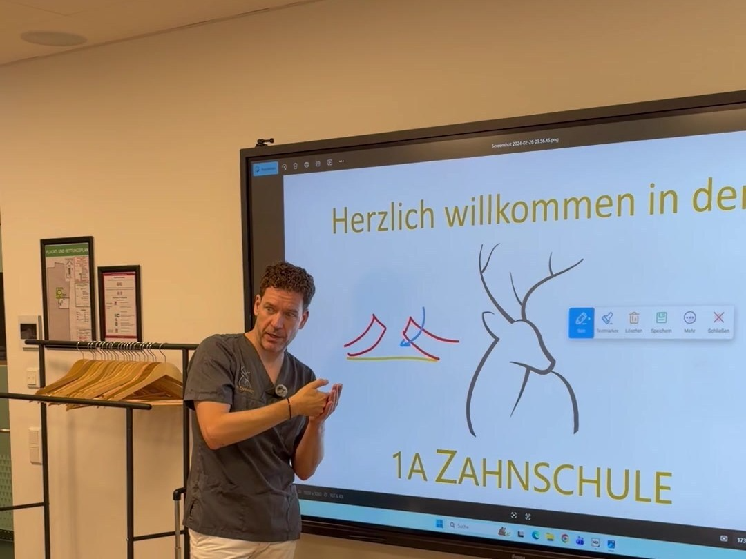 Lars Oberlein erklärt Inhalte am großen Bildschirm im Kursraum