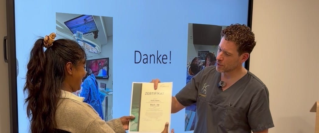 Übergabe des Kurszertifikats an eine Teilnehmerin
